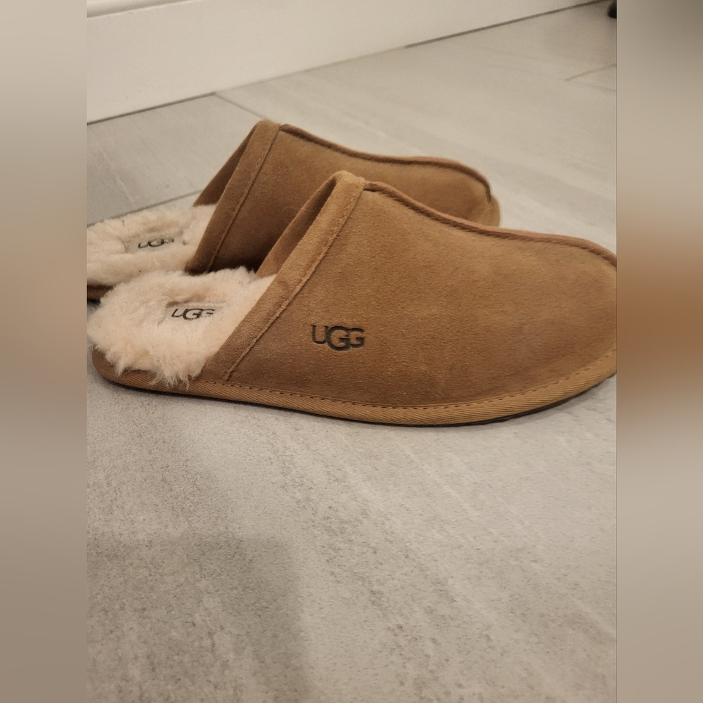 UGG like new size 8 Slippers - No Box.